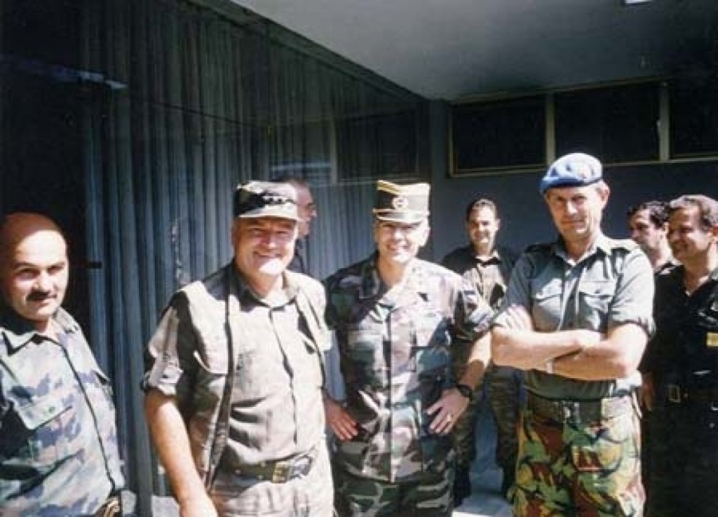 Nekadašnji američki Nato general Wesley Clark i Mladić Ratko u drugarskoj razmjeni oficirskih kapica, sa ''neutralnim'' britanskim UN generalom Michaelom Roseom (1)