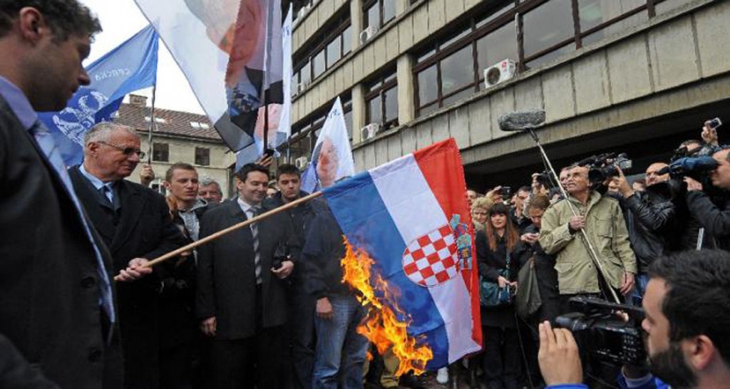 vojislav-seselj-burning-croatian-flag
