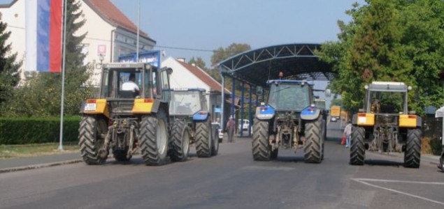 Poljoprivrednici blokirali granice, traže poticaje i “plavi dizel”