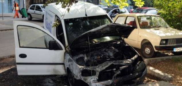 DIVLJAČKI NAPAD NA SLOBODU GOVORA: Preko puta ANB zapaljena dva službena automobila “Vijesti”