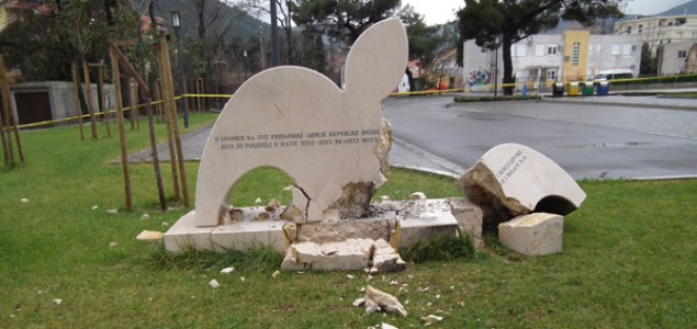 Mostar šokiran vandalskim napadom na spomenik Armije BiH