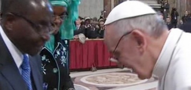 Papa voli diktatore: Franjo se naklonio diktatoru Mugabeu
