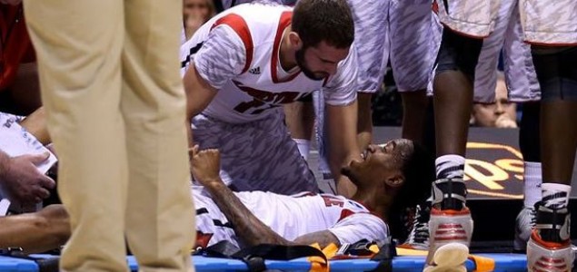 Video: Stravična povreda košarkaša Louisvillea