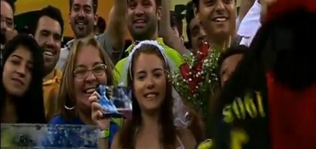 Djevojka u vjenčanici zaprosila Balotellija na utakmici protiv Japana