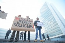 Stotine studenata na protestu ispred zgrade Parlamentarne skupštine BiH: Revolucija jedina solucija