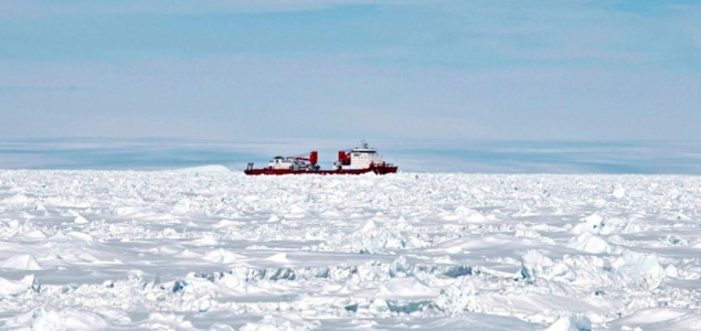 Ruski brod se oslobodio iz santi leda na Antarktiku