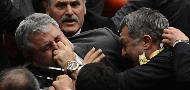 Tuča u turskom parlamentu, povrijeđeno nekoliko poslanika