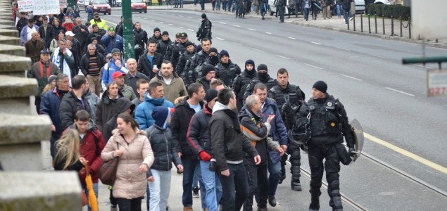 Protesti u Sarajevu: Kordoni specijalaca ne dozvoljavaju blokadu saobraćaja