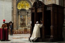 Papa prekršio protokol: Kleknuo pred svećenika i ispovjedio se u javnosti