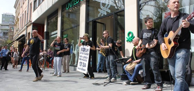 Dubioza kolektiv rasplesala Sarajevo: Održali mini koncert u centru grada