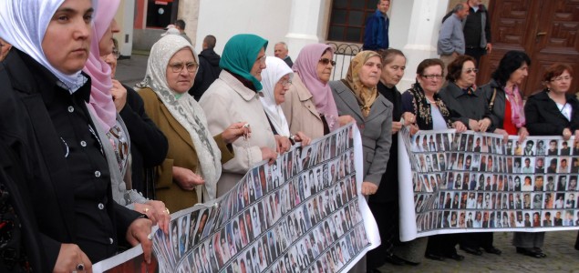 Žene Srebrenice na protestu u Tuzli osudile jednostranu odluku Holandije o odšteti porodicama žrtava