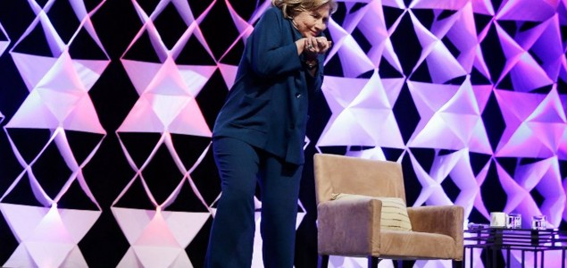 Hillary Clinton gađana cipelom