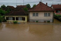 Kritično u Bosanskom Šamcu: Rijeke Sava i Bosna prijete da odnesu grad