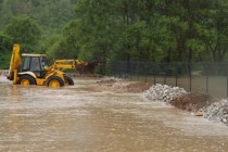Bijeljina: Sava potopila Velino Selo, hiljade ljudi brane nasip na kanalu Dašnica