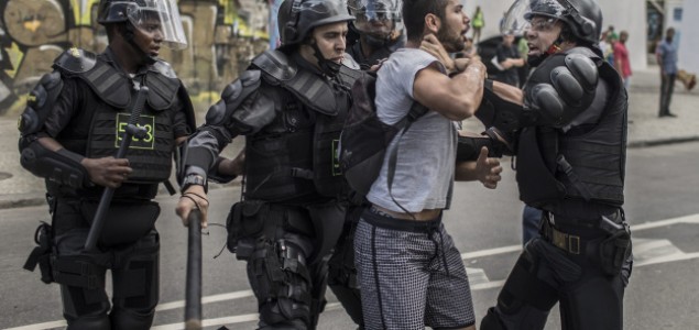 Crna strana Brazila: Specijalci u punoj spremi suzavcem i dimnim bombama na siromašne građane