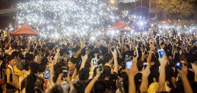 Ni nevrijeme nije zaustavilo prosvjednike u Hong Kongu da treću noć provedu na ulicama