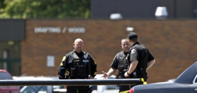 Učenik ubio jednu i ranio još četiri osobe u srednjoj školi u Washingtonu