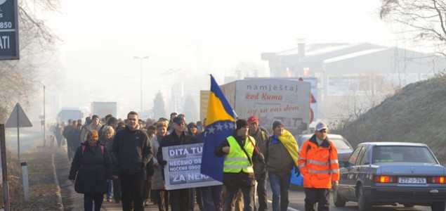 Radnici iz Tuzle krenuli pješke ka granici sa Hrvatskom