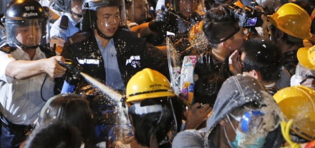 Hong Kong: Građani pokušali blokirati sjedište vlade, uslijedio sukob sa policijom