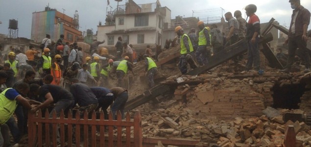Broj žrtava u Nepalu porastao na 1.800, spasioci rukama otkopavaju preživjele