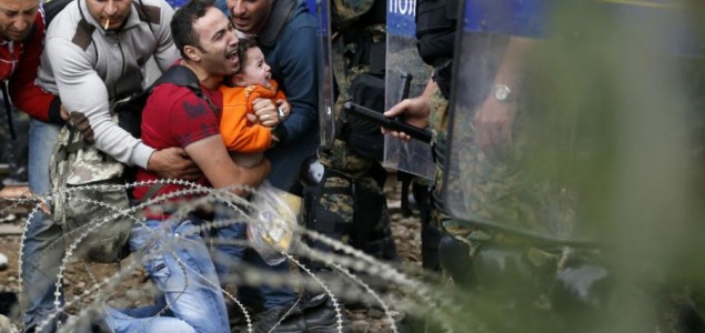 Policija suzavcem zaustavlja izbjeglice u Makedoniji