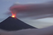 Eruptirao vulkan na Javi u Indoneziji, turisti bježali