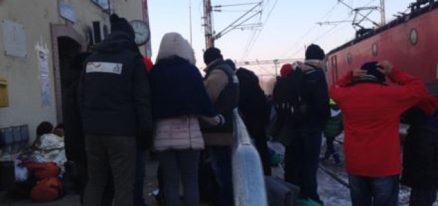 Izbjeglice u Preševu: Promrzli i bolesni čekaju voz za dalje