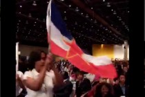 Tokom govora Hillary Clinton mahalo se zastavom Jugoslavije
