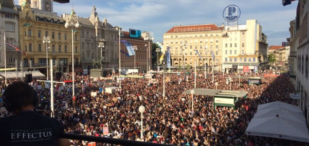 Preko 30.000 ljudi na protestima u znak podrške reformi obrazovanja