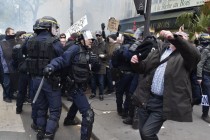 Demonstranti u Francuskoj gađali ministra jajima
