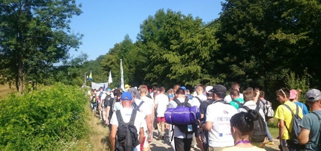 Marš mira krenuo prema Potočarima: Pet hiljada učesnika korača putem spasa
