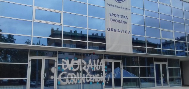 Grafit “Dvorana Goran Čengić” ispisan na ulazu u novu sportsku salu na Grbavici