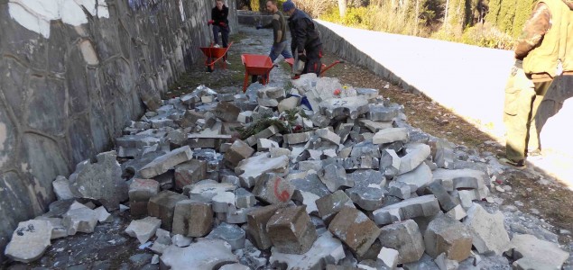Nakon vandalskog čina na Partizanskom spomen groblju, komunalci uklonili kamene cvjetove i pohranili ih na posebnoj lokaciji