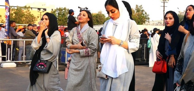 Saudijska Arabija i kraj obaveze nošenja vela<br>  Žene slave novu slobodu