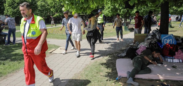 Migranti iz parka kod Vijećnice sutra će biti premješteni u Salakovac