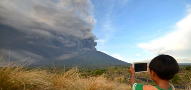 Indonezijski vulkan izbacio pepeo dva kilometra u visinu