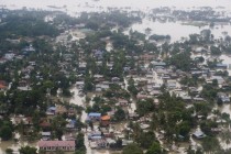 Poplave u Indiji: Spasitelji evakuiraju ljude zarobljene na krovovima