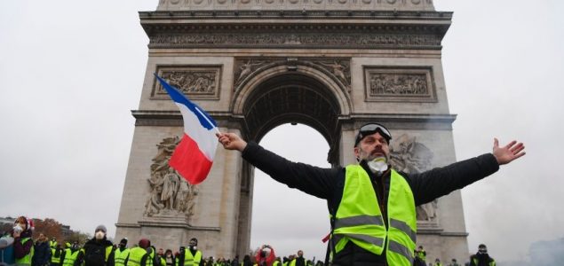 Pariški ekonom o protestima „žutih prsluka“ <br data-eio=