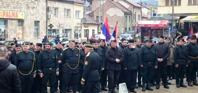 Četnici se okupili u Višegradu: Crne uniforme, ravnogorske zastave i cvijeće za zločince