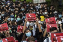 Protesti u Hongkongu: Stotine okružile policijske stanice