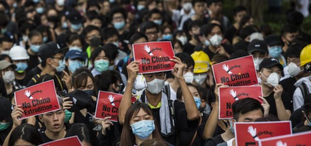 Protesti u Hongkongu: Stotine okružile policijske stanice