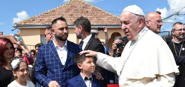 Papa se izvinio Romima zbog diskriminacije