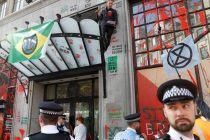 London: Aktivisti ambasadu Brazila gađali crvenom farbom