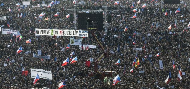 Uoči 30. godišnjice ‘Plišane revolucije’ stotine hiljada Čeha ponovo na protestima