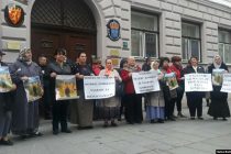 Protest zbog Nobela Handkeu ispred Ambasade Švedske u Sarajevu