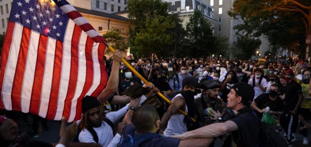 Suzavcem na demonstrante ispred Bijele kuće, protesti širom SAD