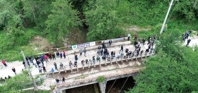 Više od 300 ljudi blokiralo most na Neretvici: Za rijeku spremni dati život!
