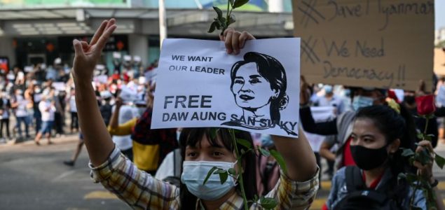Nastavljeni protesti u Mjanmaru, jedna od povređenih osoba bori se za život
