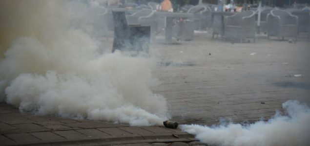 Žestoki sukobi na Cetinju: Gore barikade, povrijeđeni demonstranti i policija