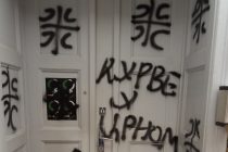 Uvredljivi natpisi na vratima prostorija organizacije Žena u crnom
